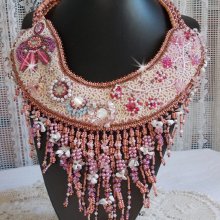 Collar Rose Royale, bordado con perlas semipreciosas, cristal de Swarovski y varias perlas de alta costura